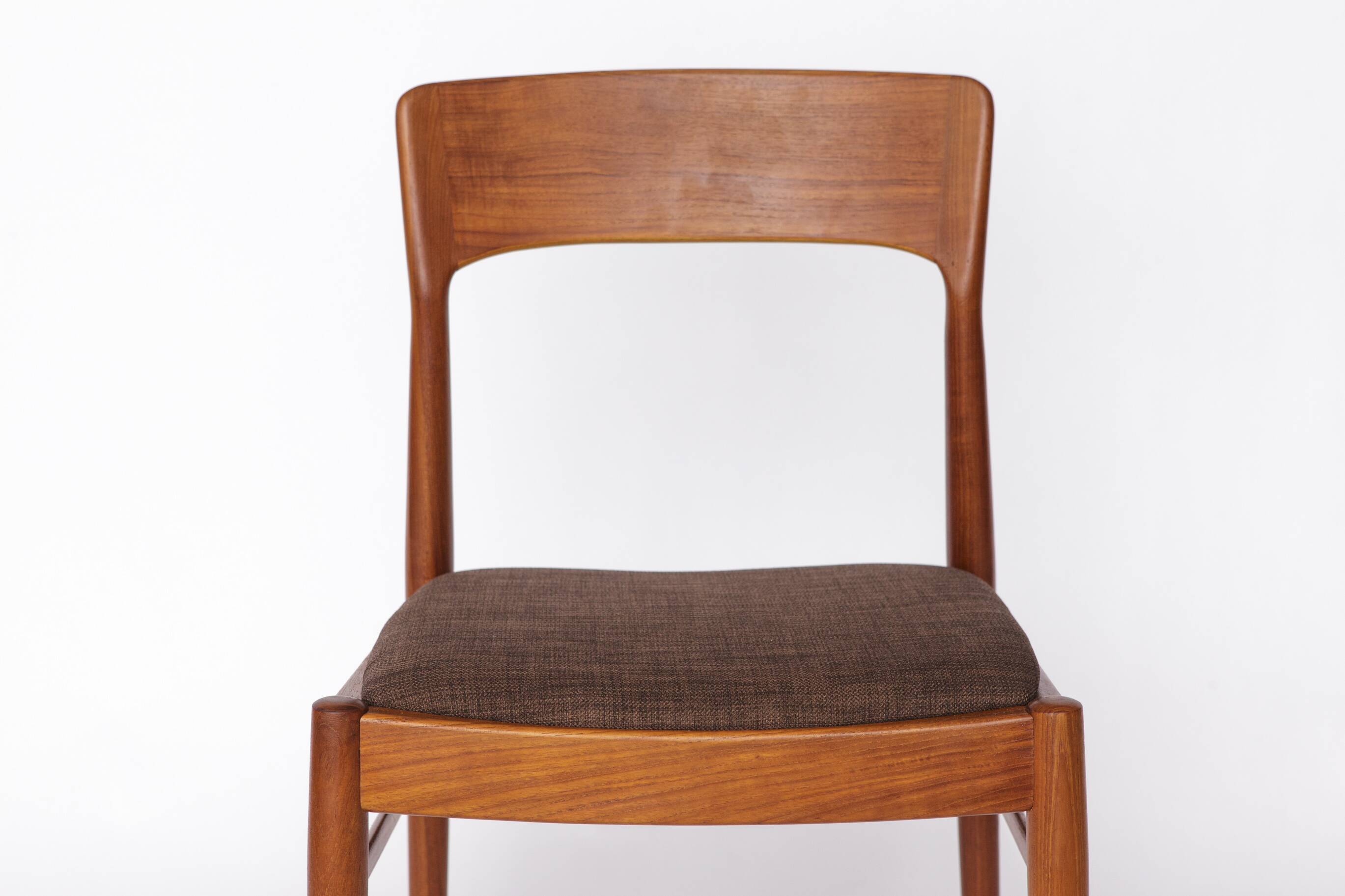 Ensemble de 4 chaises en teck Henning Kjærnulf – Design danois des années 1960 pour KS Møbler
