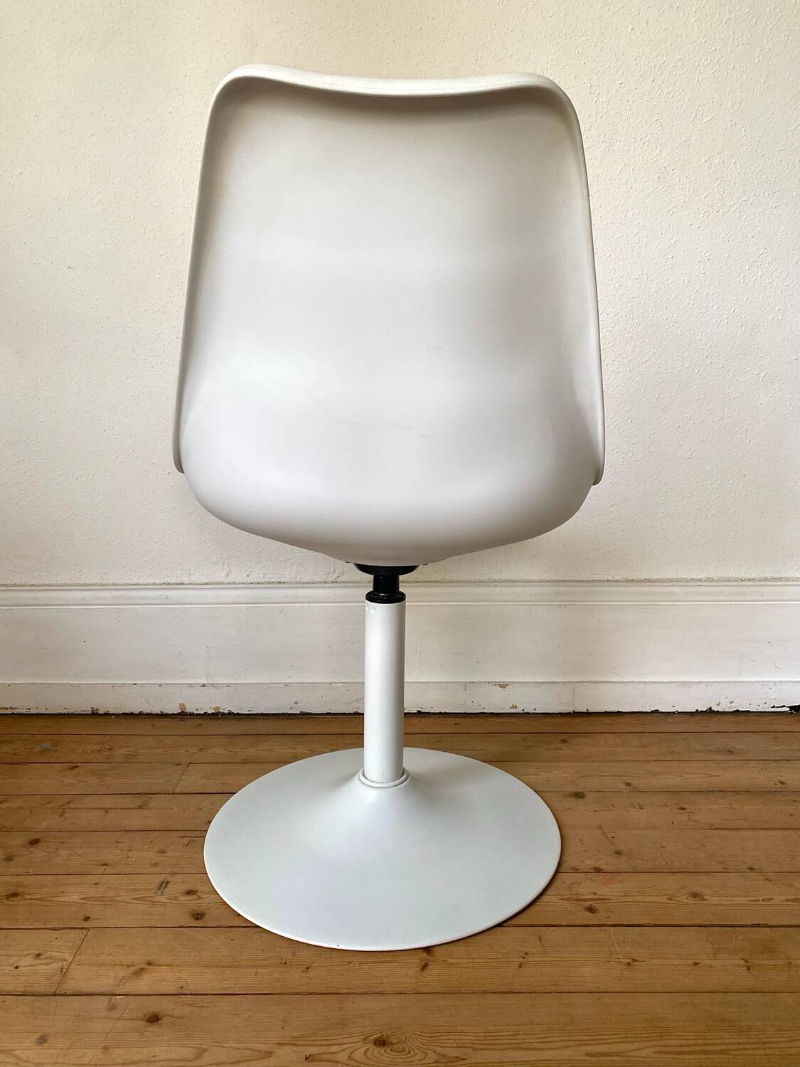 Space age 70s swivel tulip foot chairs