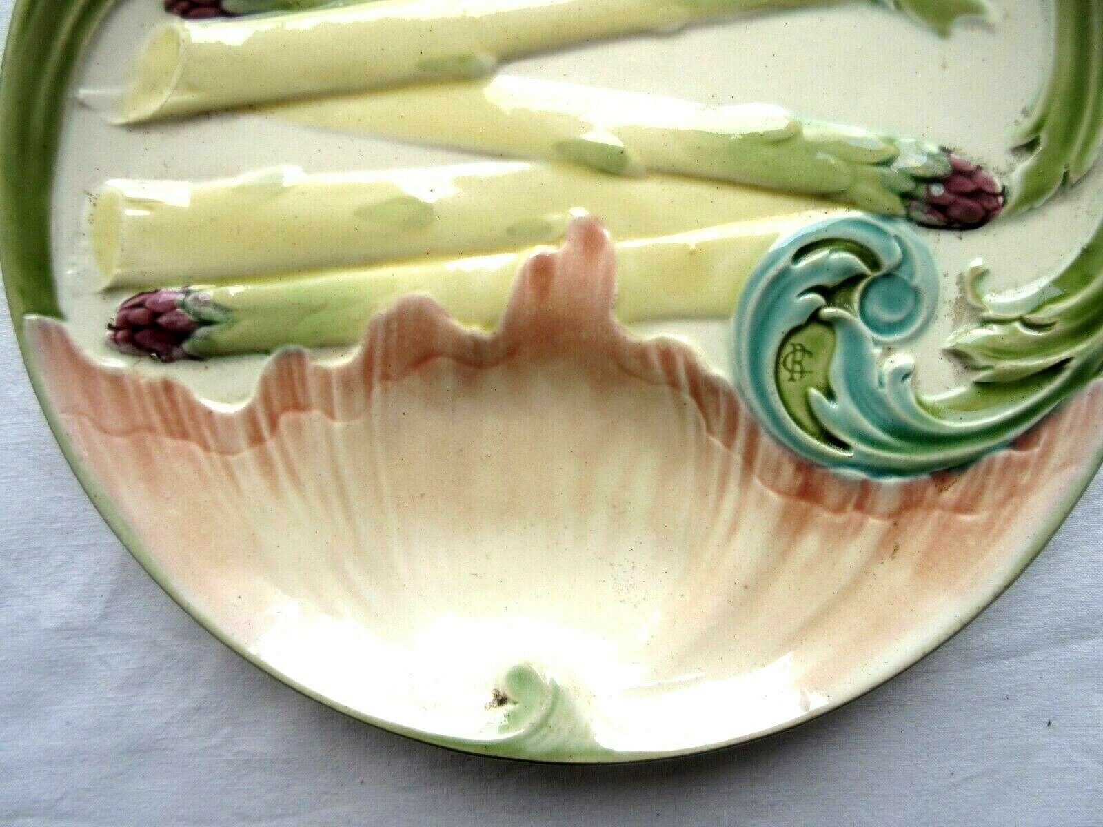 Assiette art nouveau à asperges en barbotine signée lunéville