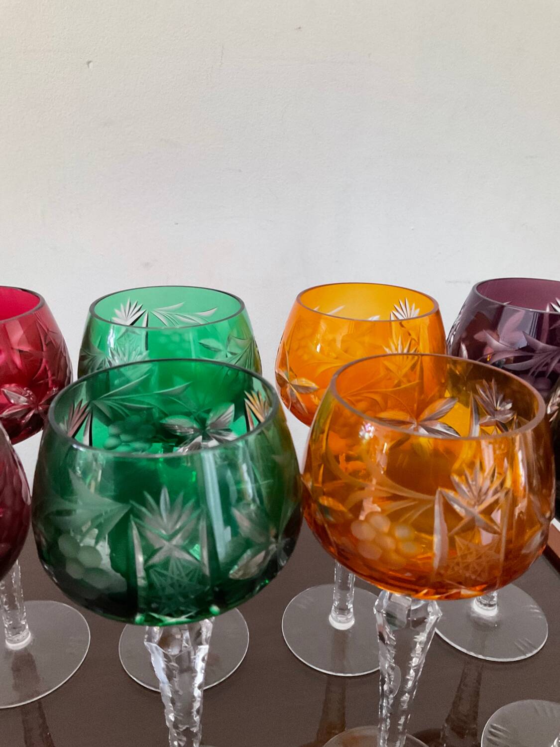 Série de 10 verres anciens multicolores en cristal ciselé