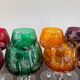 Série de 10 verres anciens multicolores en cristal ciselé