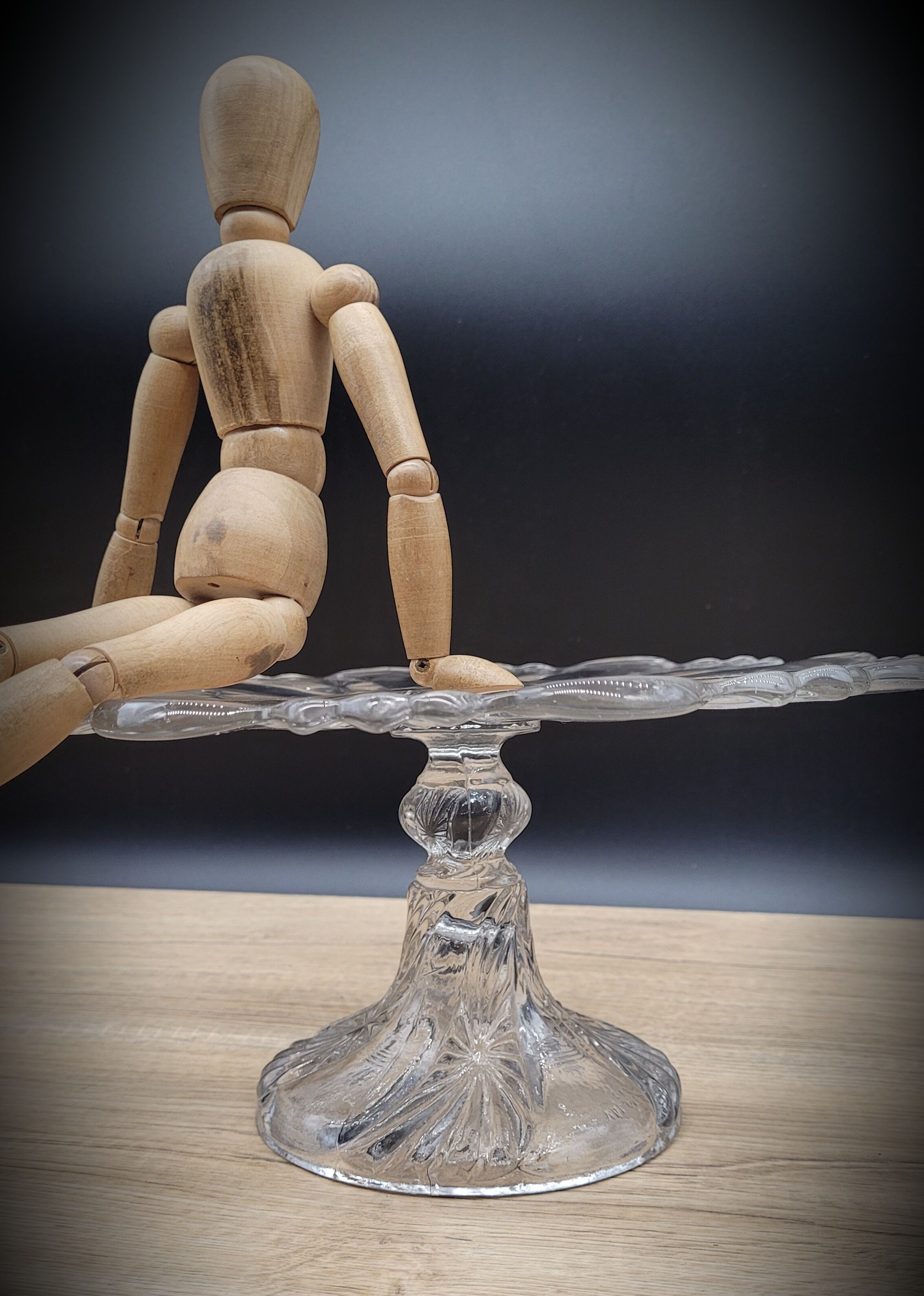 Transparent pedestal dish