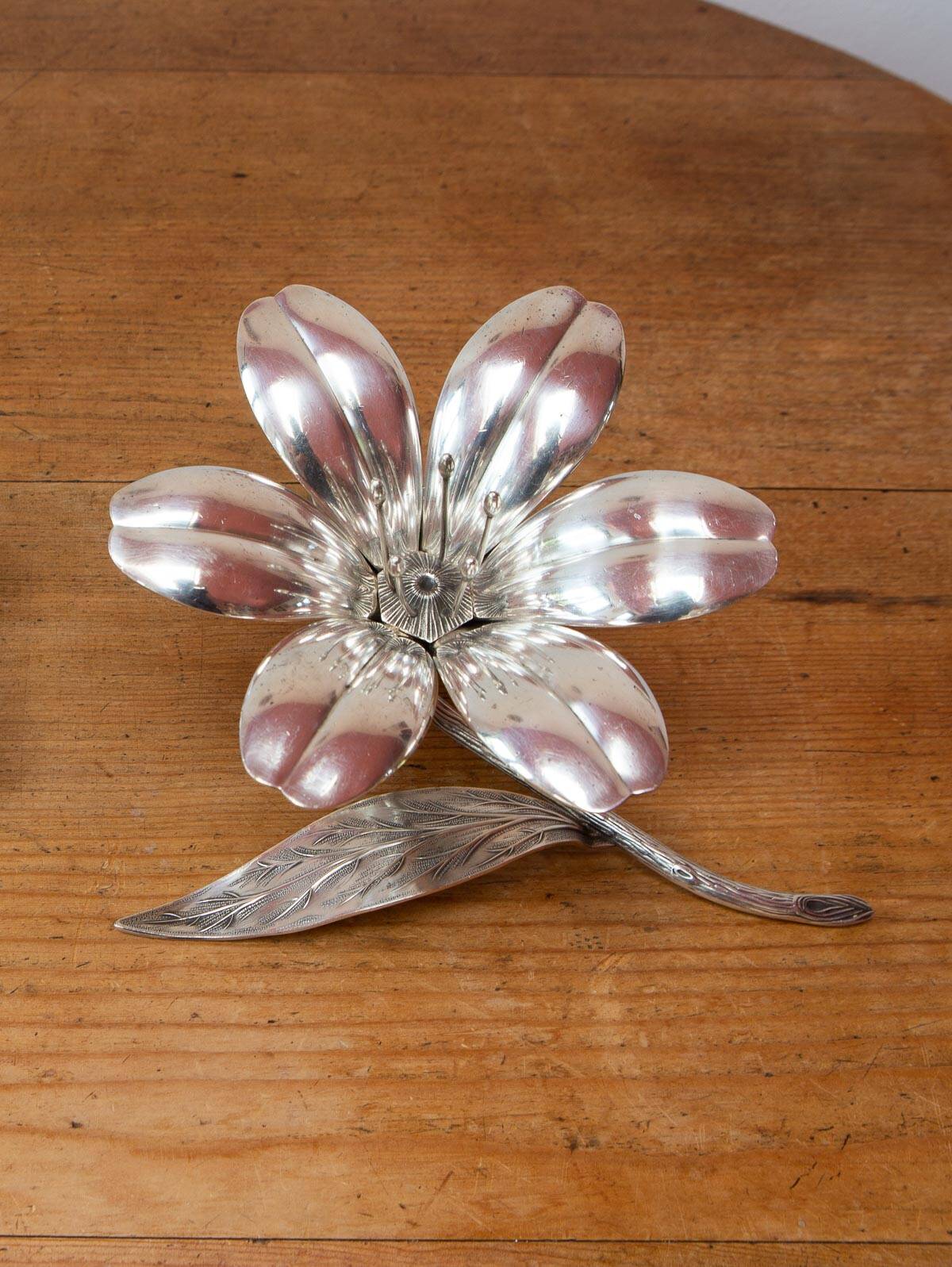 Spanish flower ashtray from the 60s/70s in silver metal