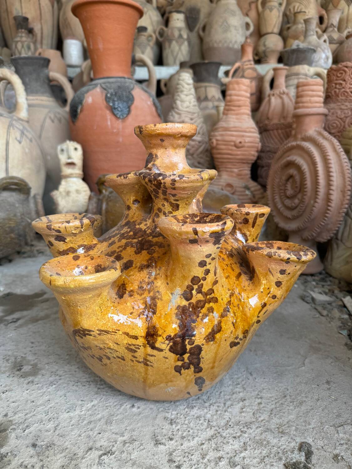Vase sculpture en tamegroute jaune tachetée emaillée abstraite