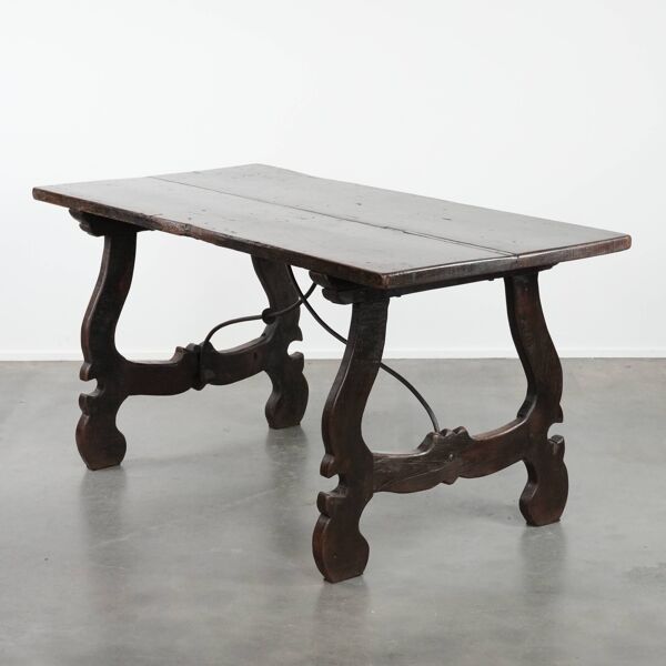 Table espagnole antique du début du XVIIIe siècle avec un pied en fonte.
