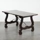 Table espagnole antique du début du XVIIIe siècle avec un pied en fonte.