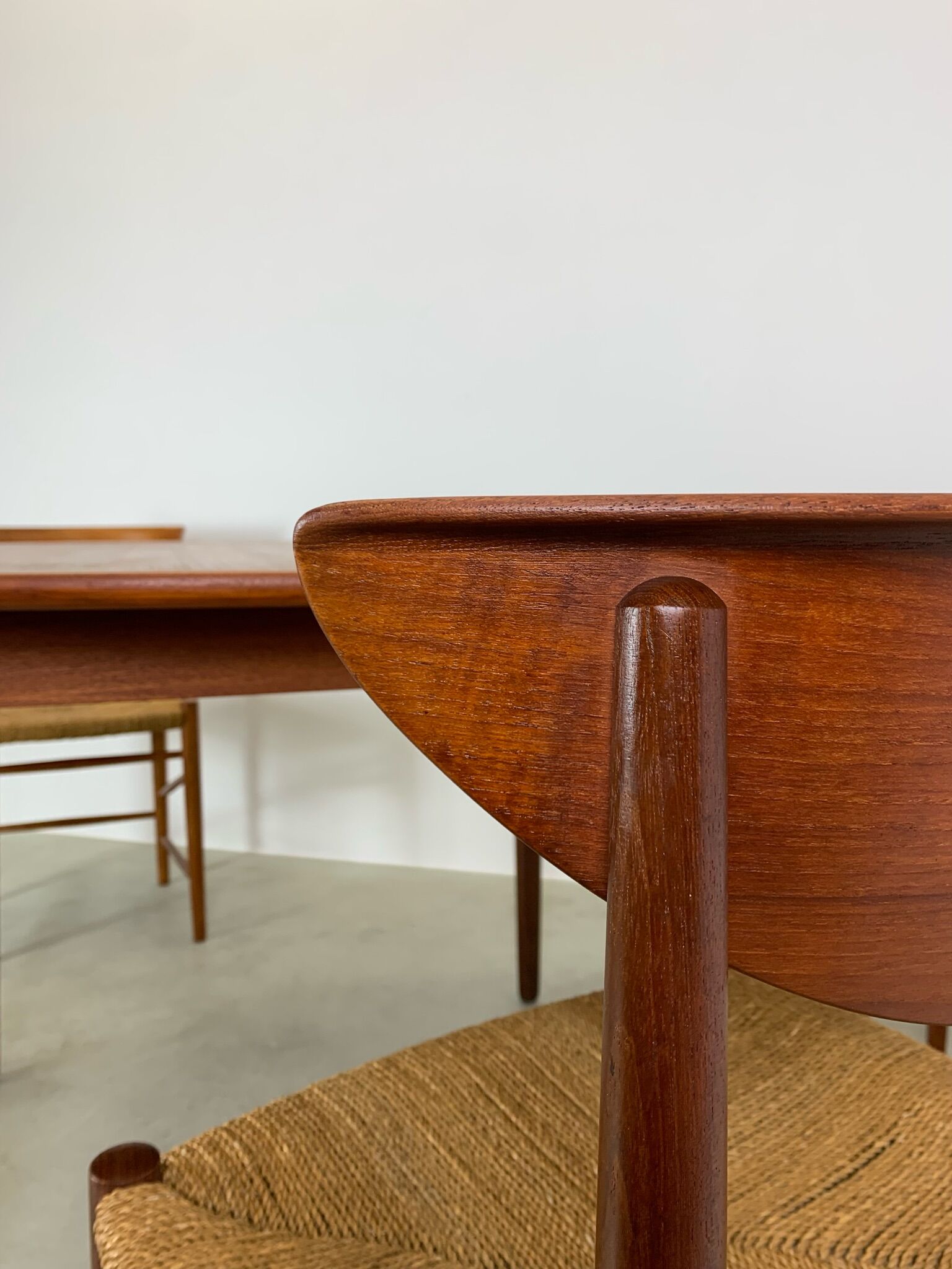Extendable table by Gustav Bahus with 4 chairs by Peter Hvidt