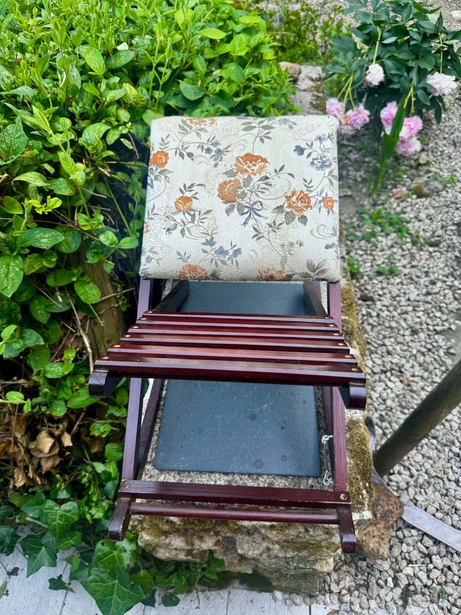 Folding footrest with vintage embroidery