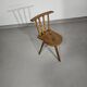 Chaise tripode ancienne de fermier à usage décoratif