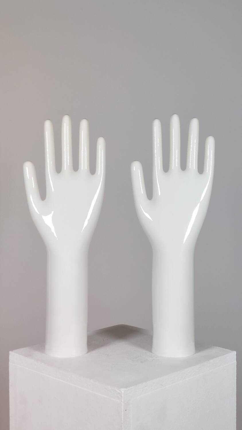 Paire de présentoirs à bijoux vintage authentiques en porcelaine industrielle représentant des mains