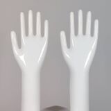 Paire de présentoirs à bijoux vintage authentiques en porcelaine industrielle représentant des mains