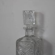 Carafe ancienne en verre taillé probablement en cristal – Motifs géométriques et bouchon assorti