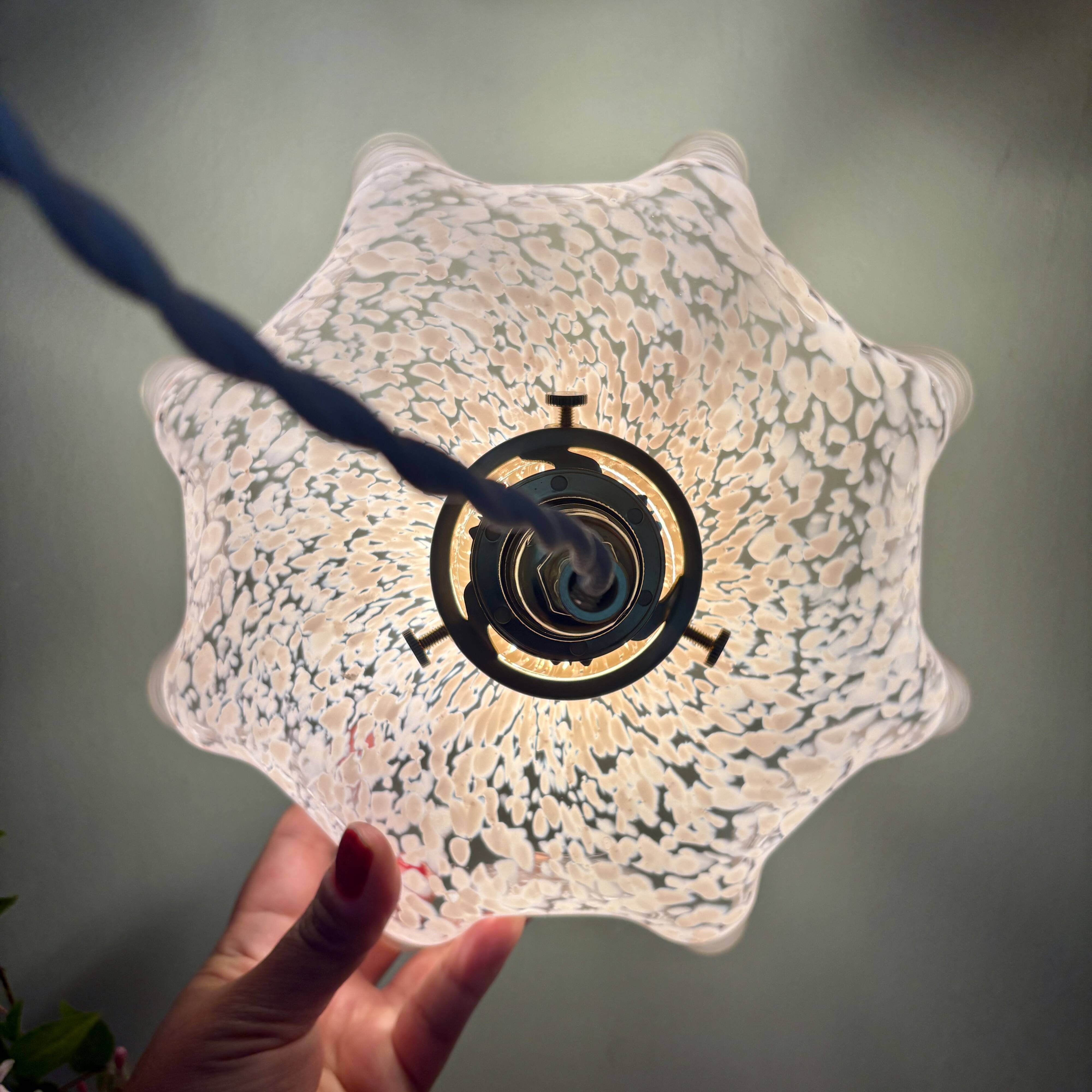 Suspension, abat-jour ancien en verre de Clichy rose