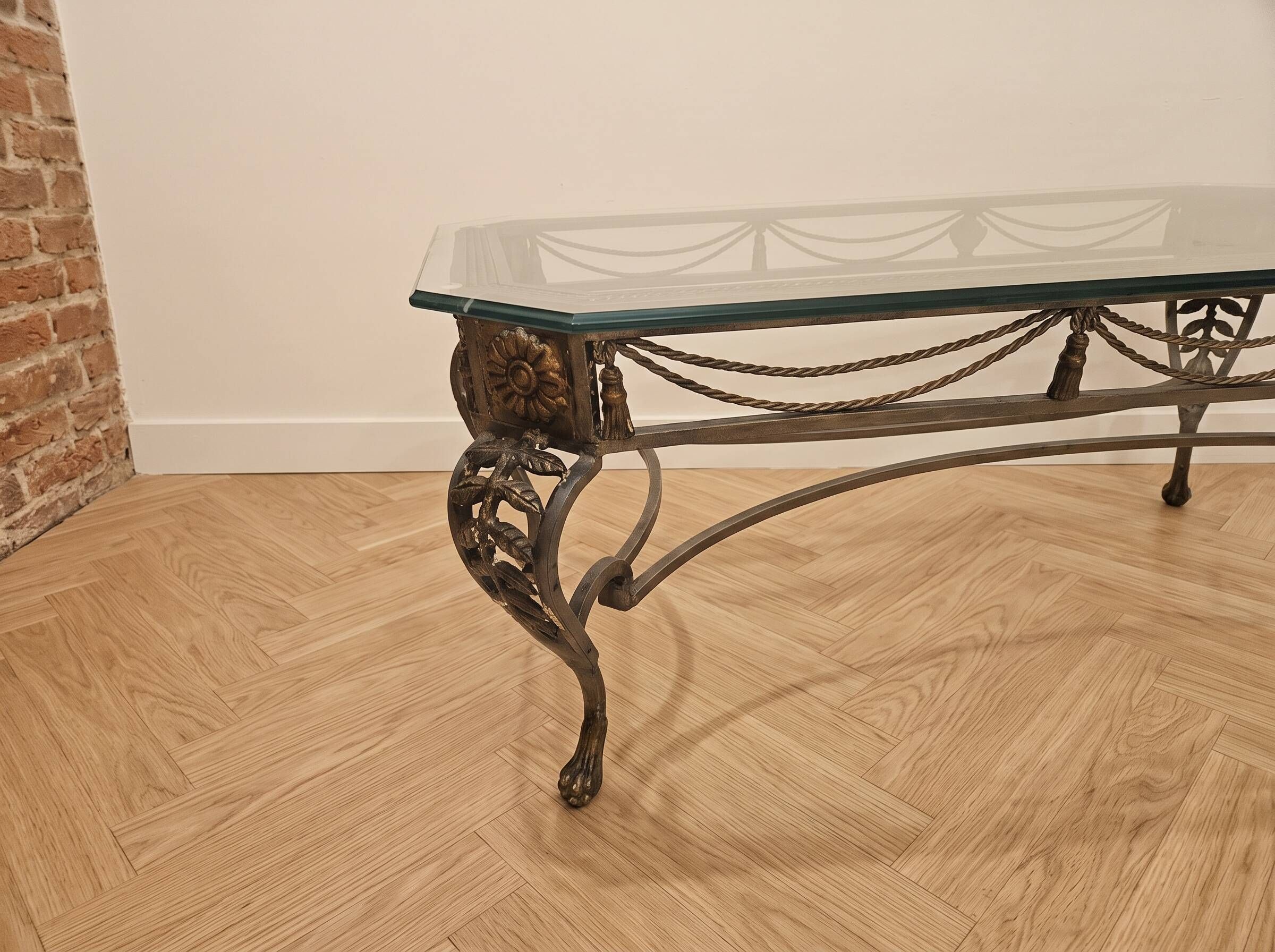 Table basse artisanale en fer forgé et verre