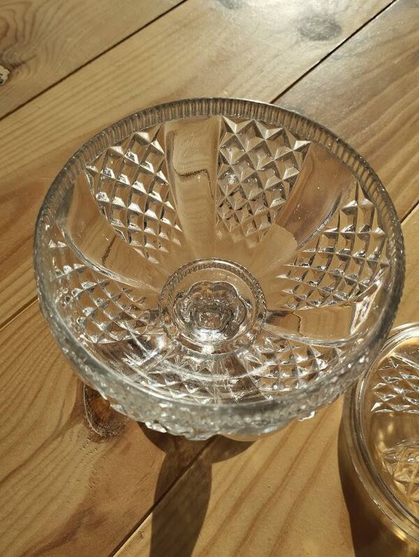 Bonbonnière sur pied en verre pressé – Design fin, esprit Art Déco