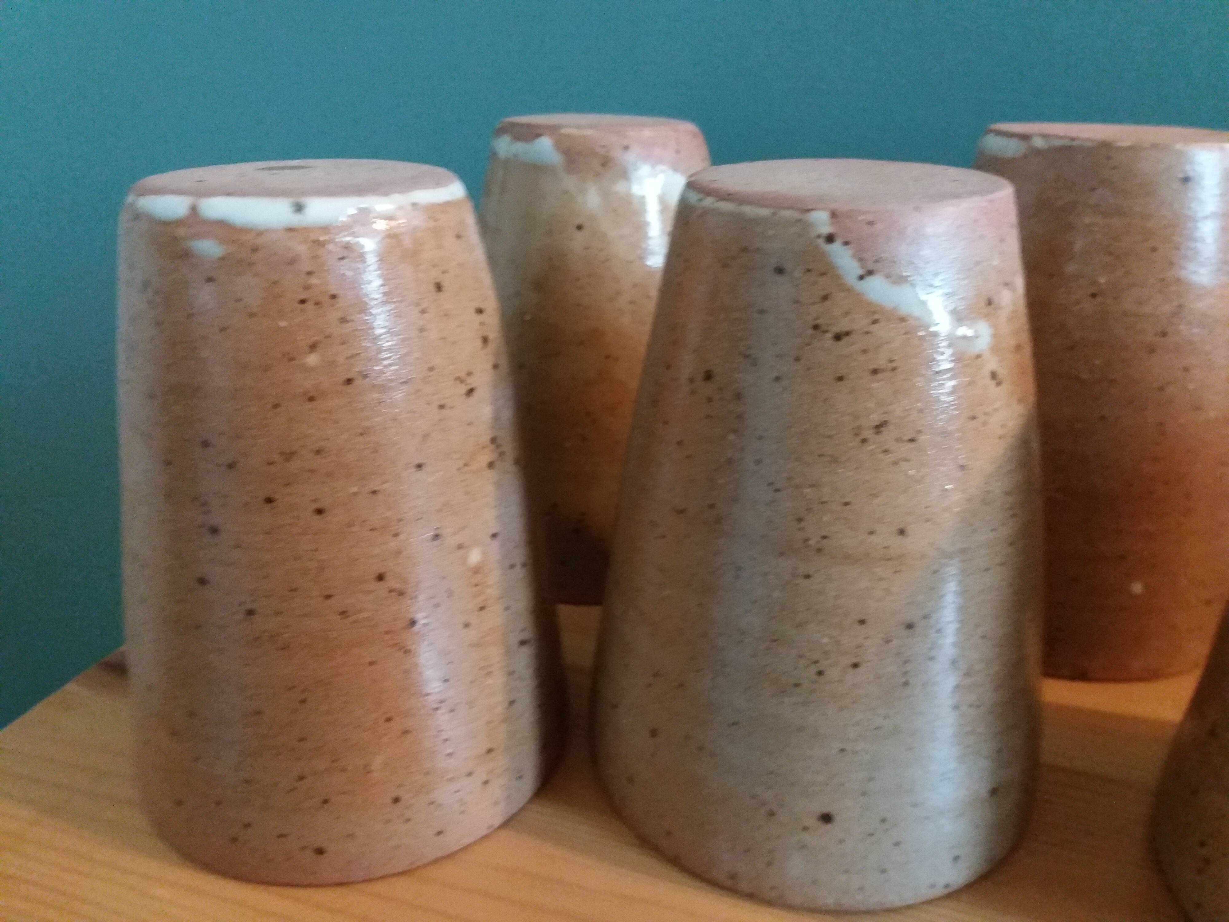 Ensemble de 8 tasses ou verres en grès tourné artisanal