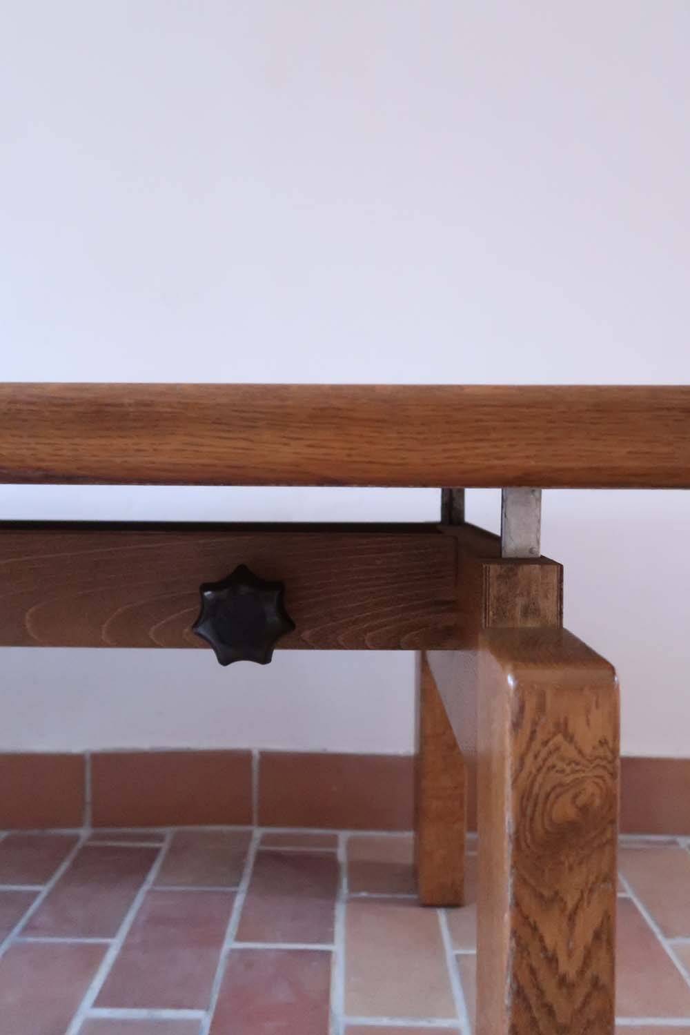 Large solid retractable coffee table