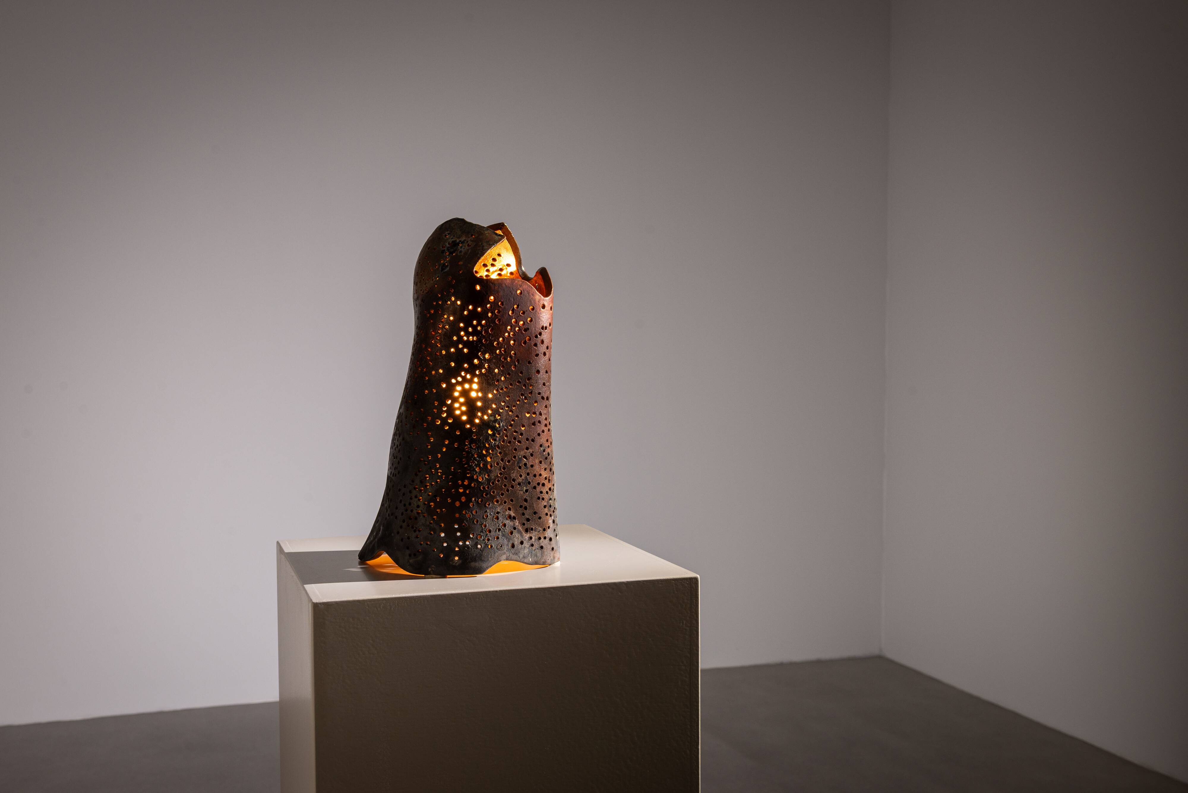 Sculptural ceramic table lamp