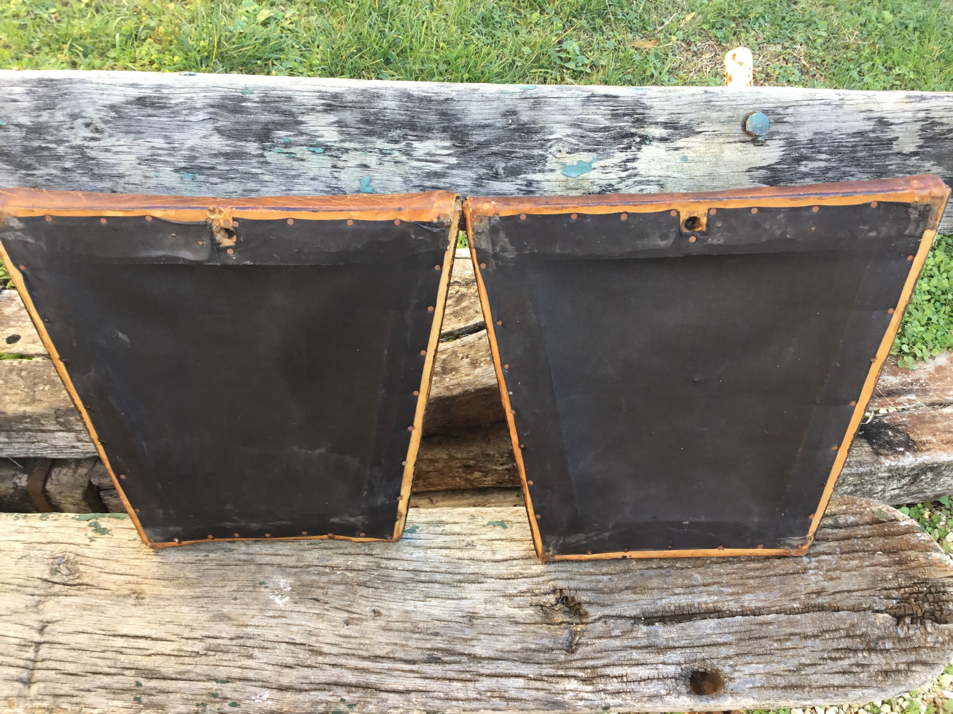 A series of 4 mahogany chairs with 19th th eme leather patties in good condition