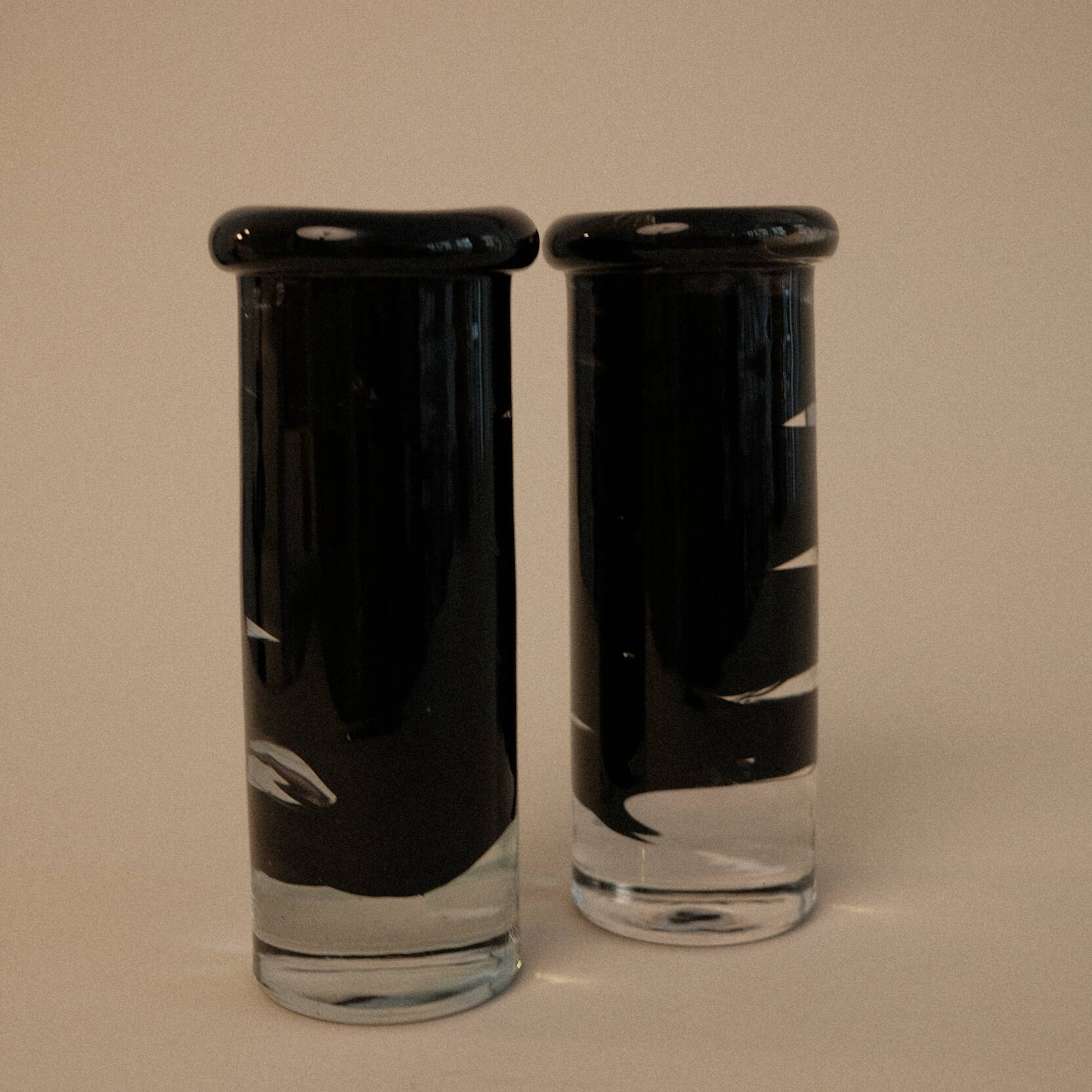 Paire de bougeoirs en verre