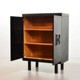 Buffet haut brutaliste noir aux accents rouges de style De Coene. Belgique, années 1960.