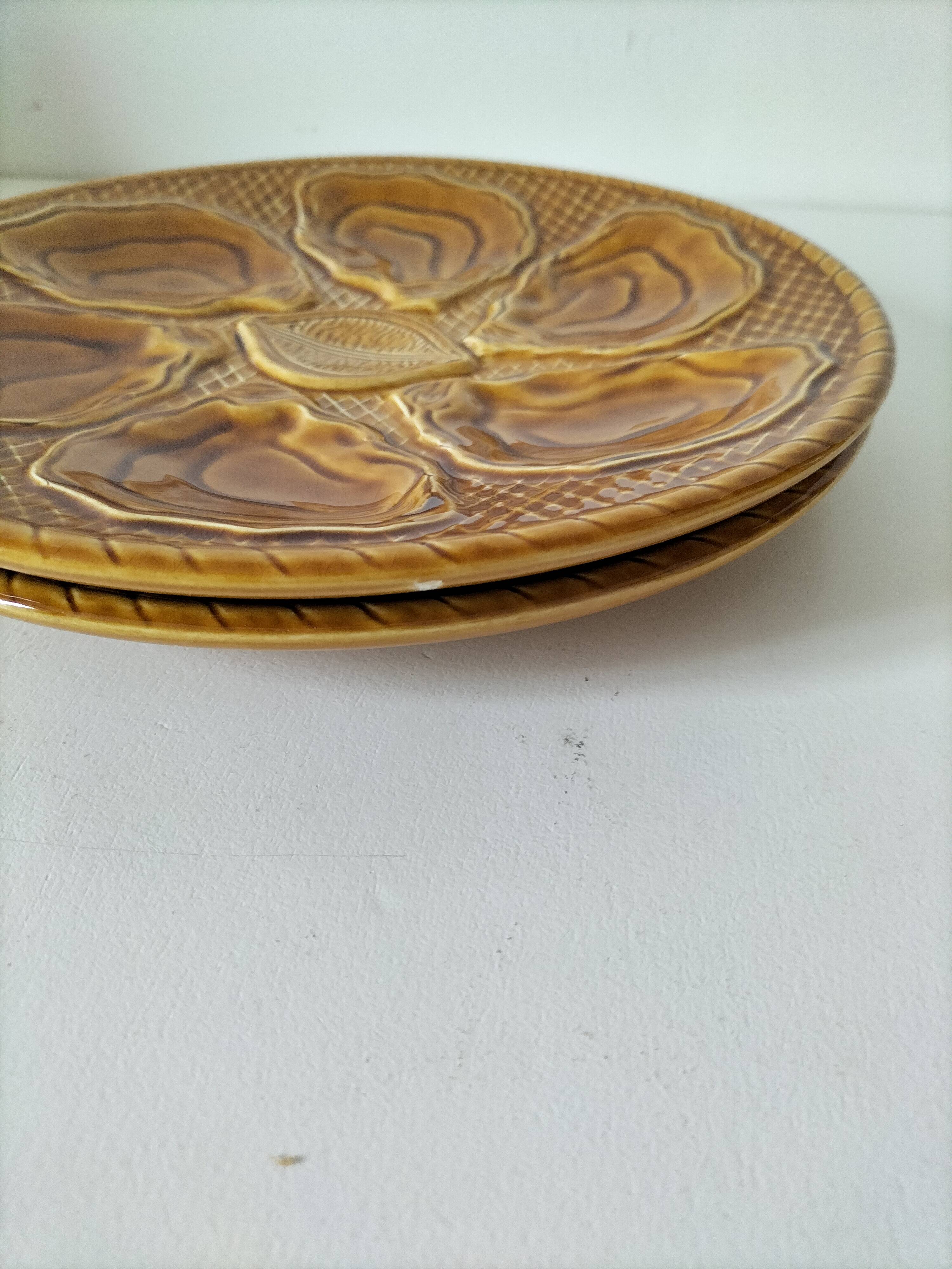 Duo of oyster plates in slip