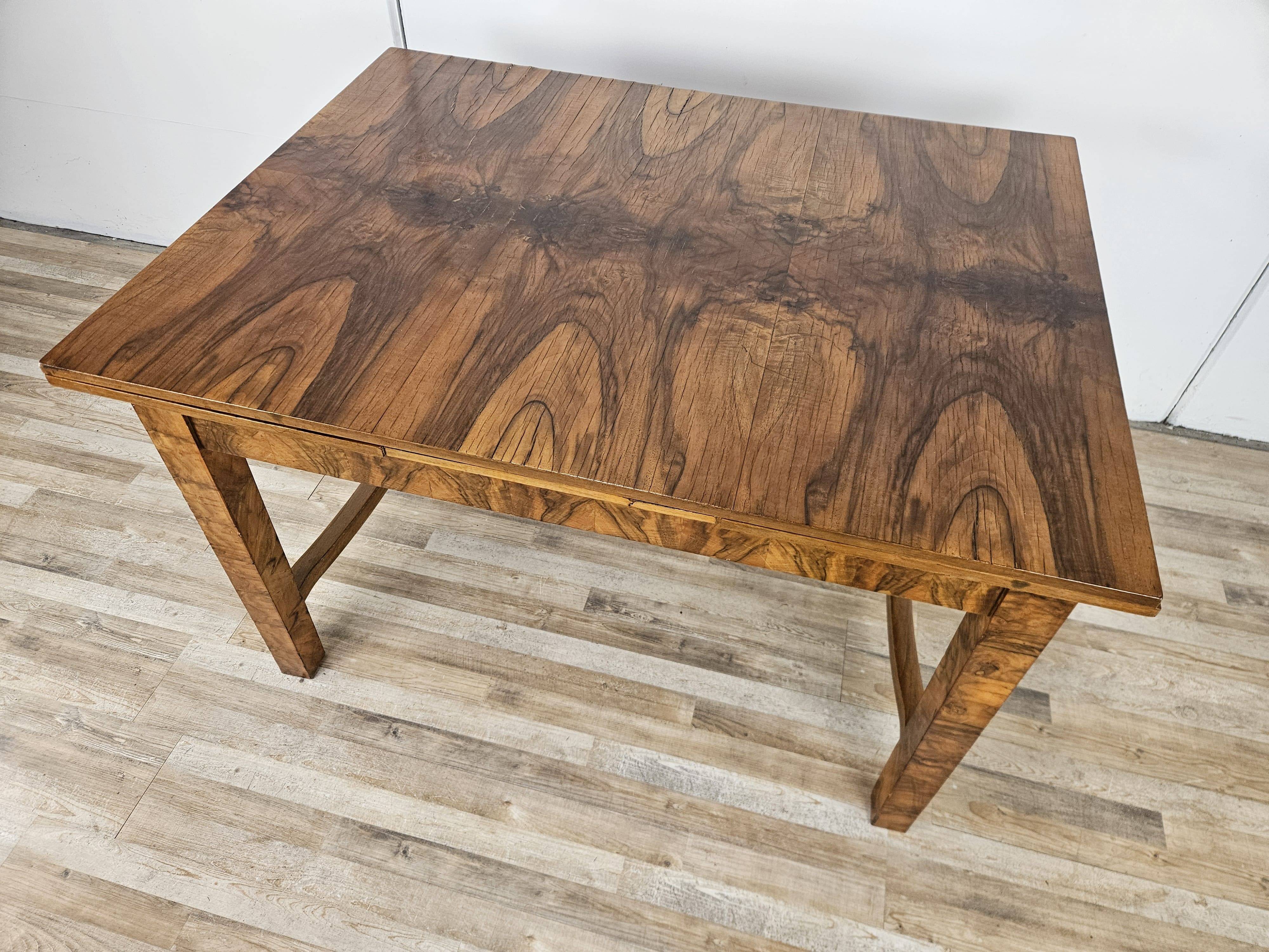 Extendable Art Deco table in olive root