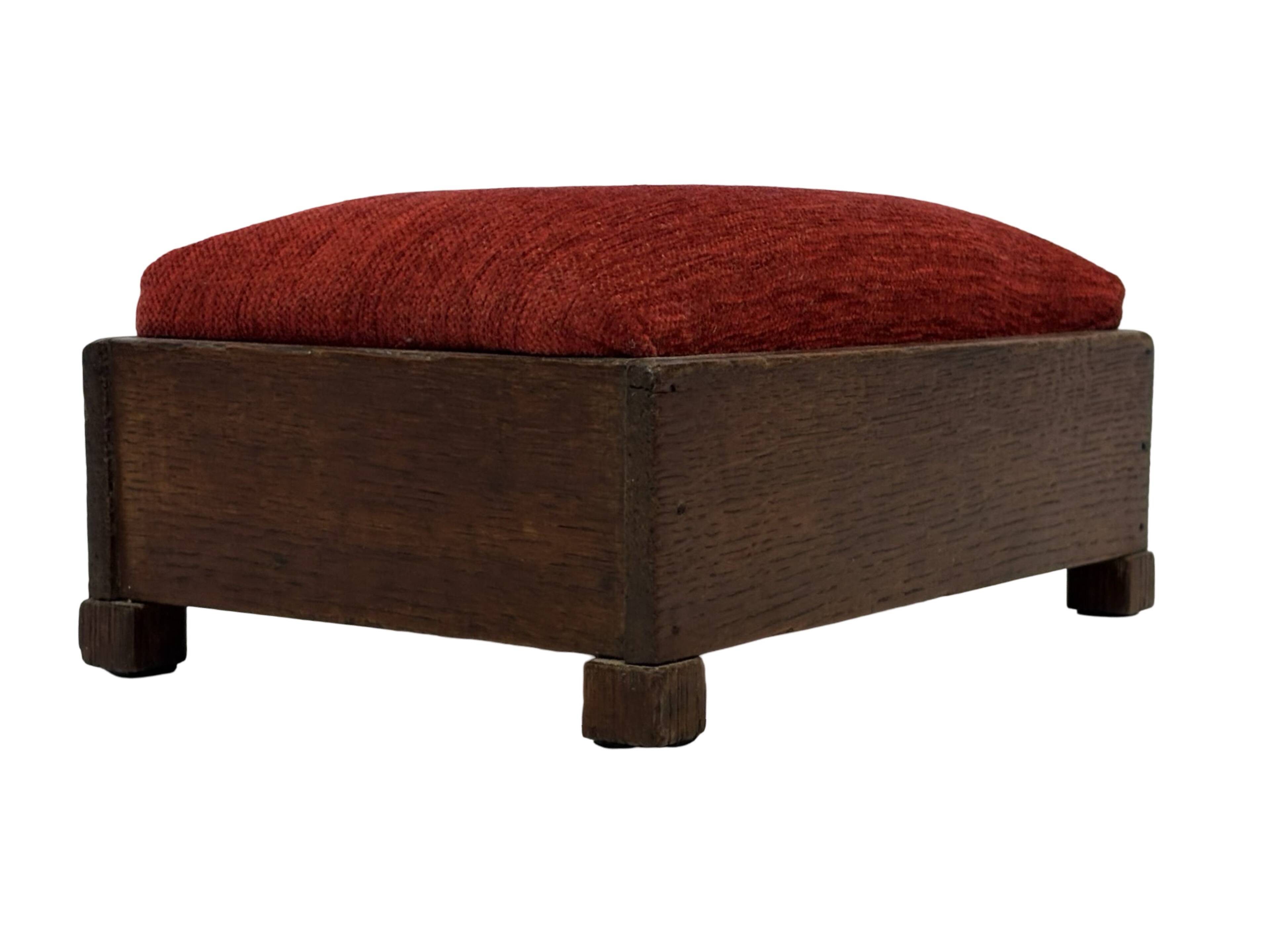 Pouf Art Déco design des années 30, tabouret minimaliste modèle bas.