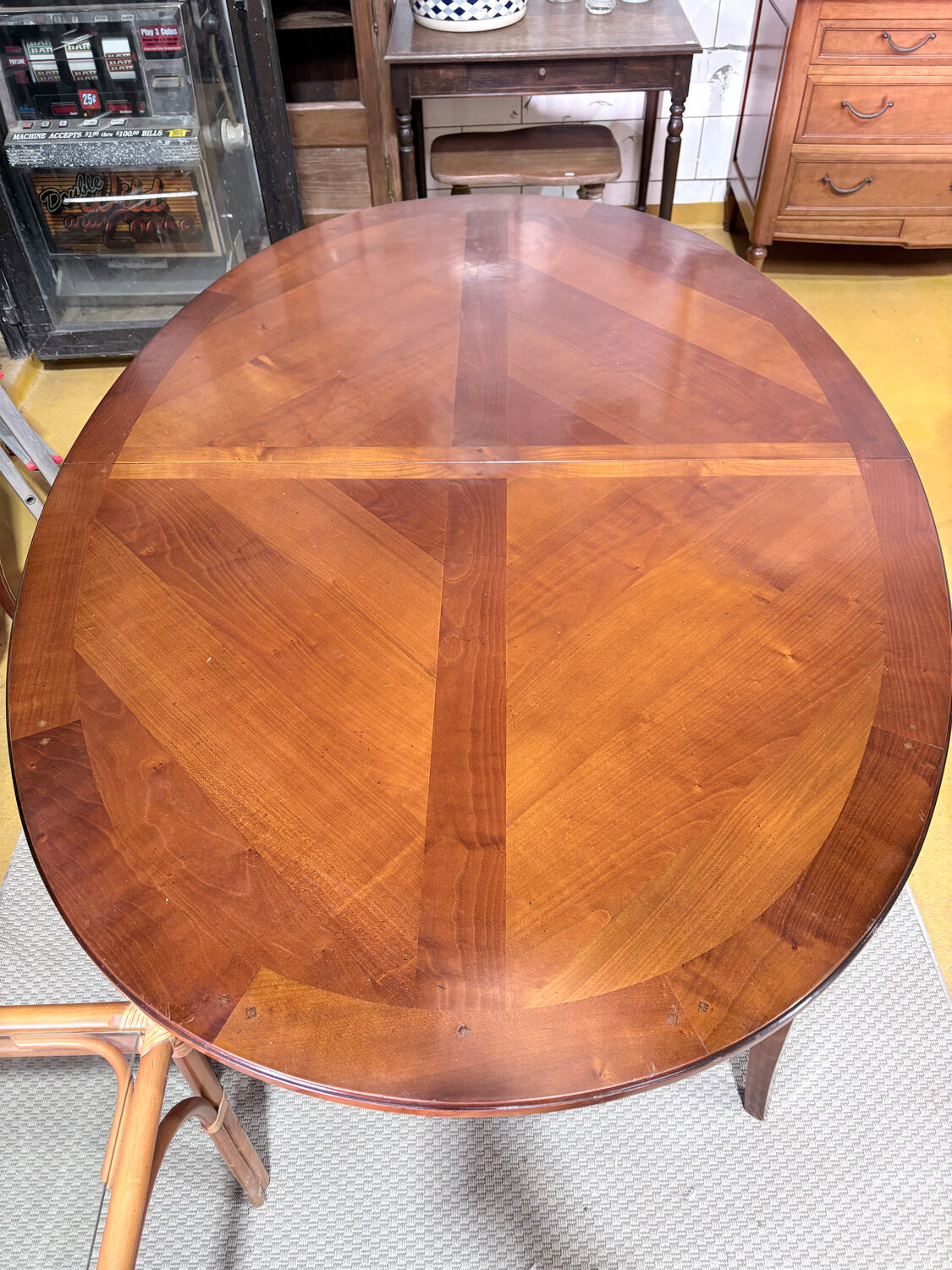 Extendable dining table in cherry wood