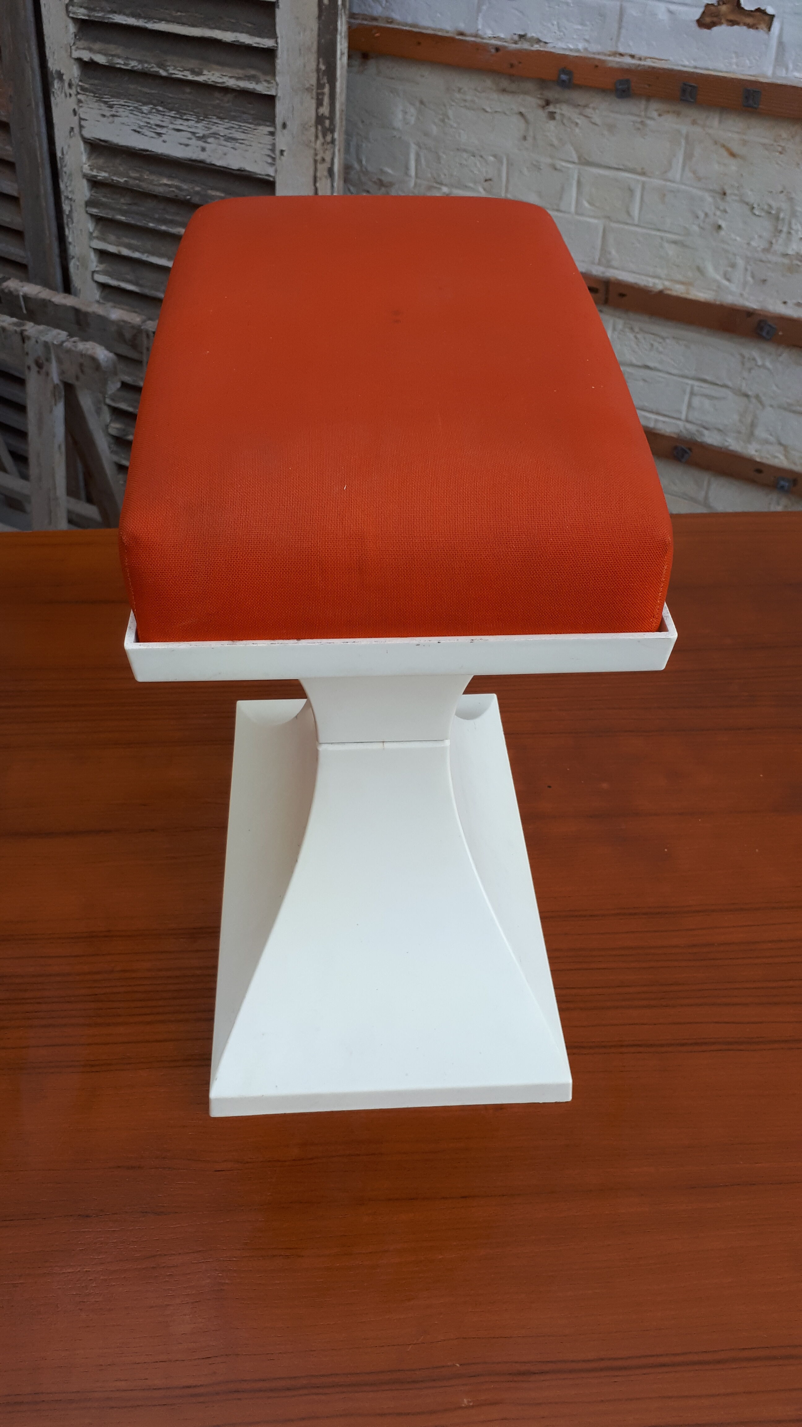 70's white and orange Prisunic Tabouret