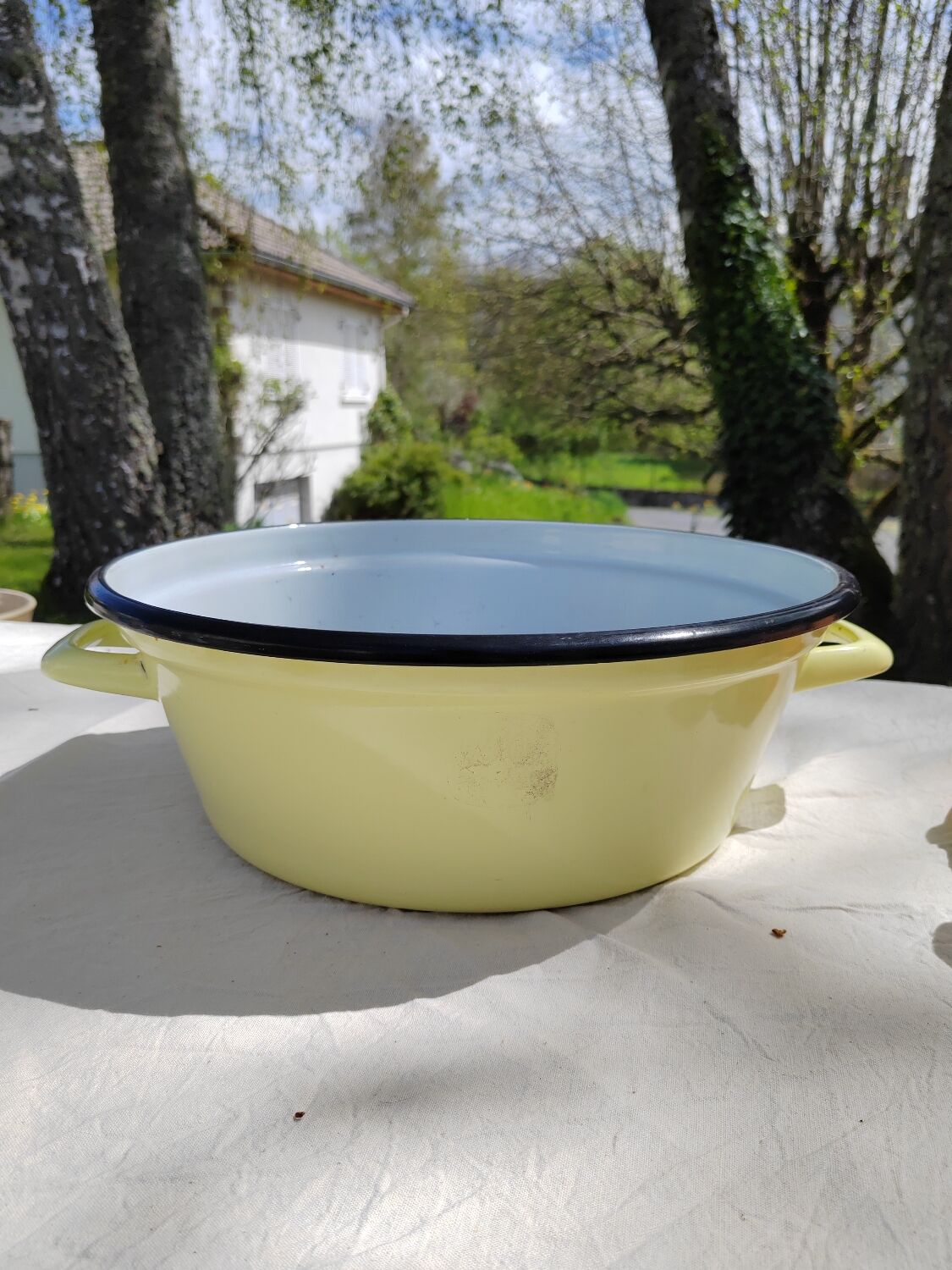 Yellow enamelled sheet metal basin 50/60s