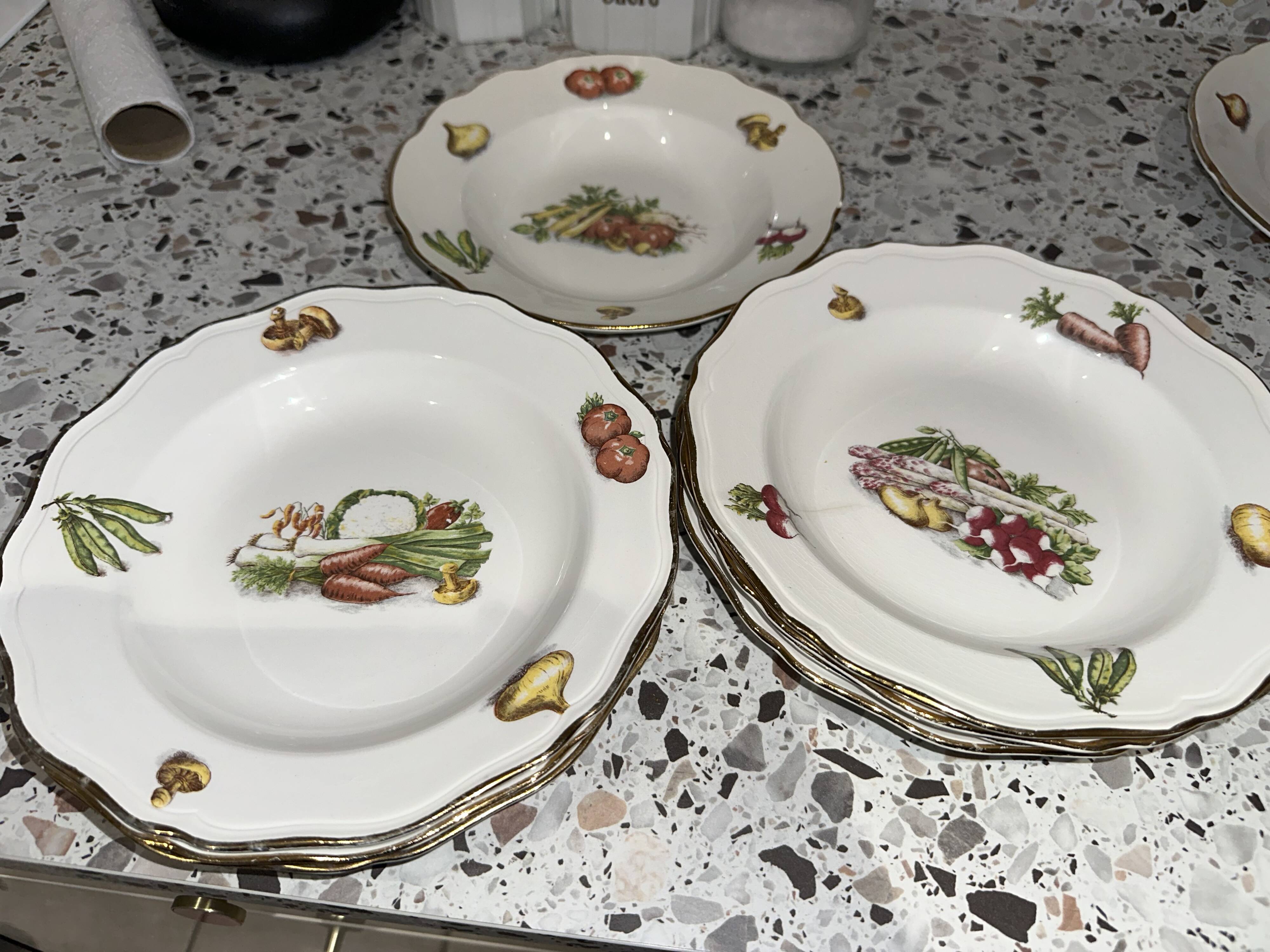 Set of 8 flat plates, 8 deep plates and one L’amandinoise vegetable dish.