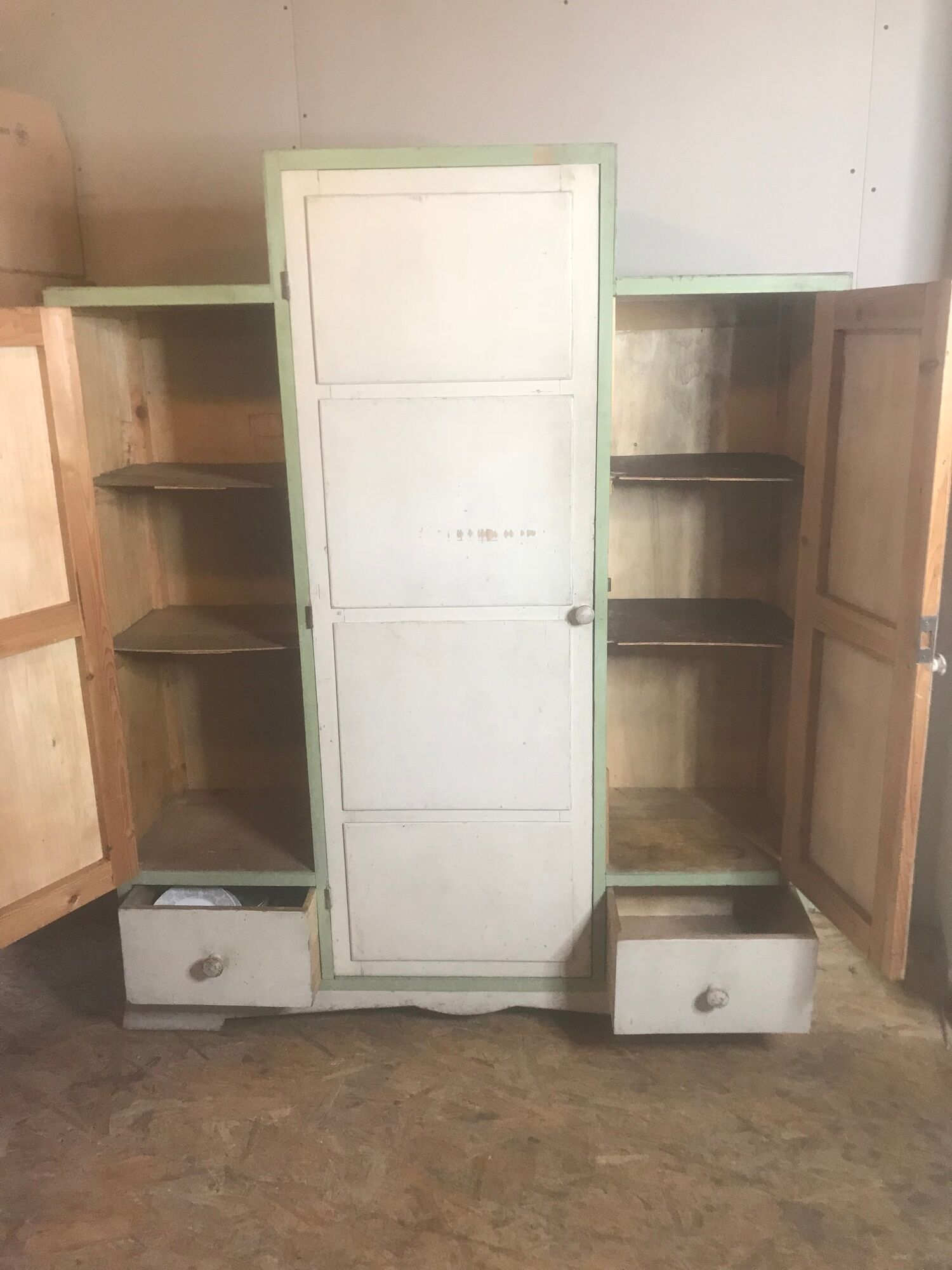 Armoire asymétrique art deco