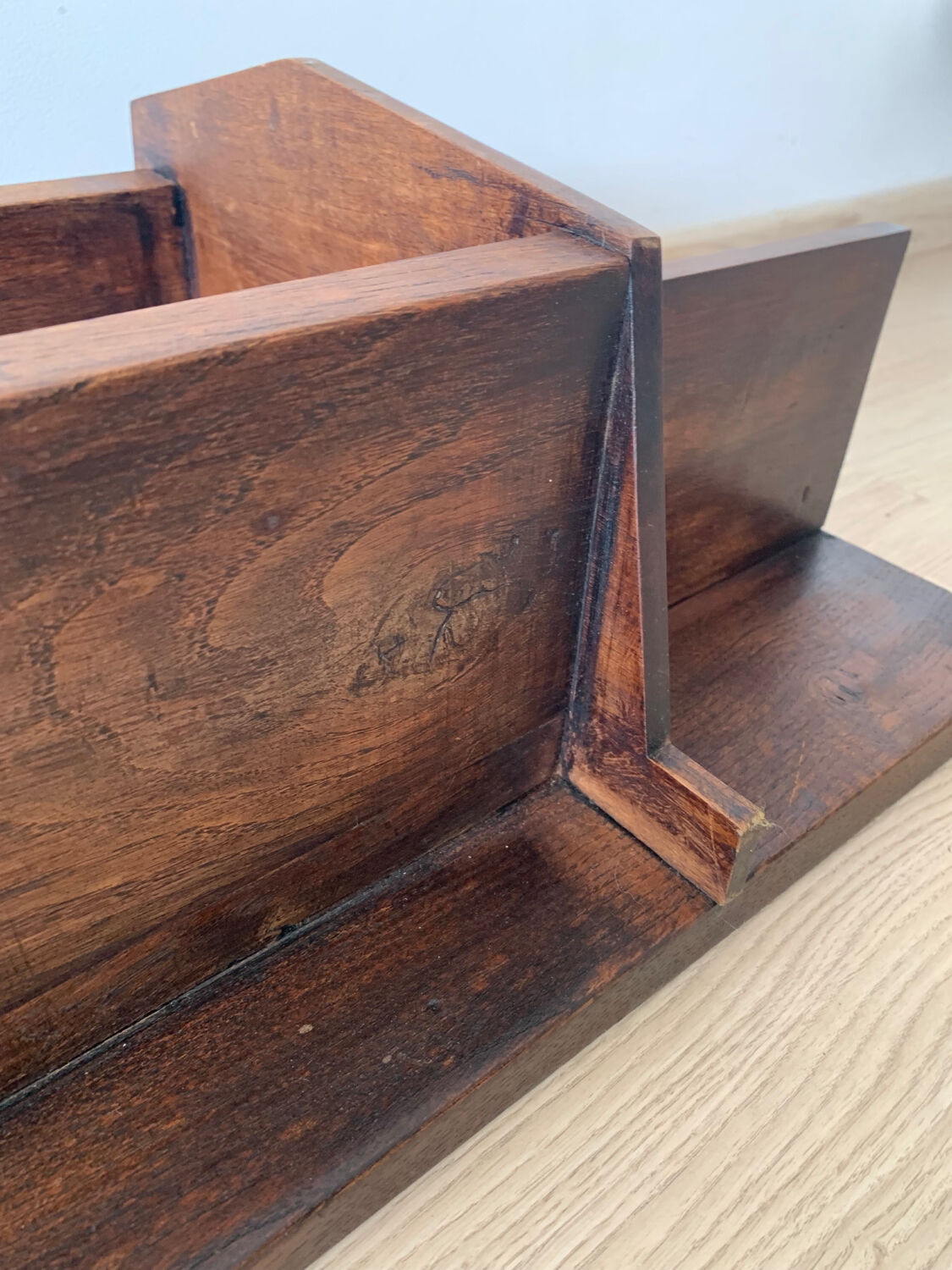 Wall shelf in wood