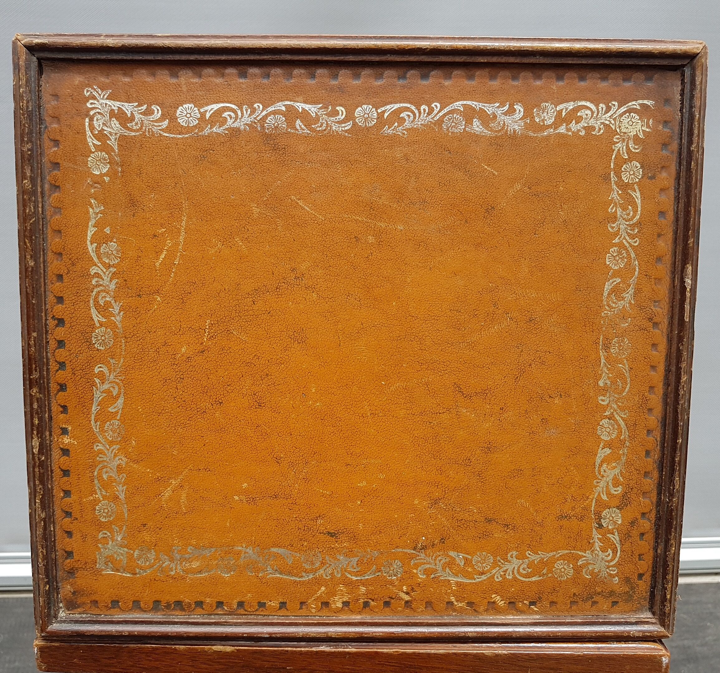Pair of small flying tables dandy wrapped leather and gold vignette