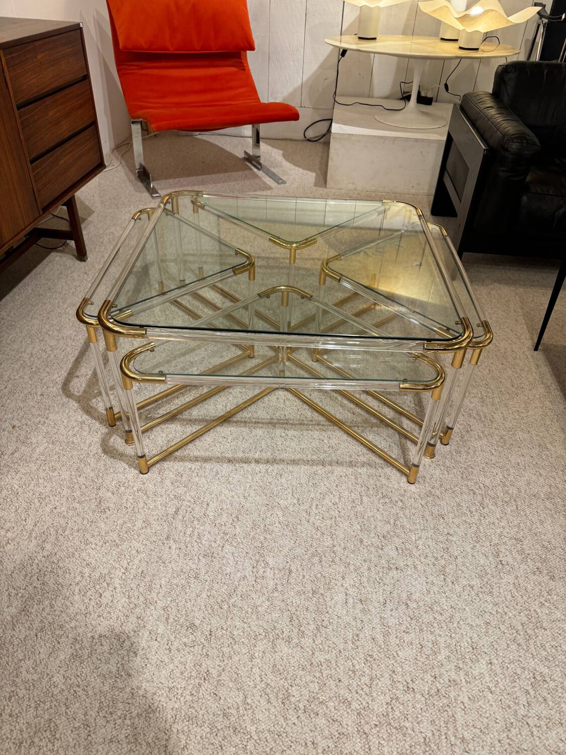 Coffee table and its 4 associated nesting tables in plexiglass and gold metal