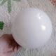 Paire d'appliques boules en verre opalin