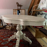 Oval violin table