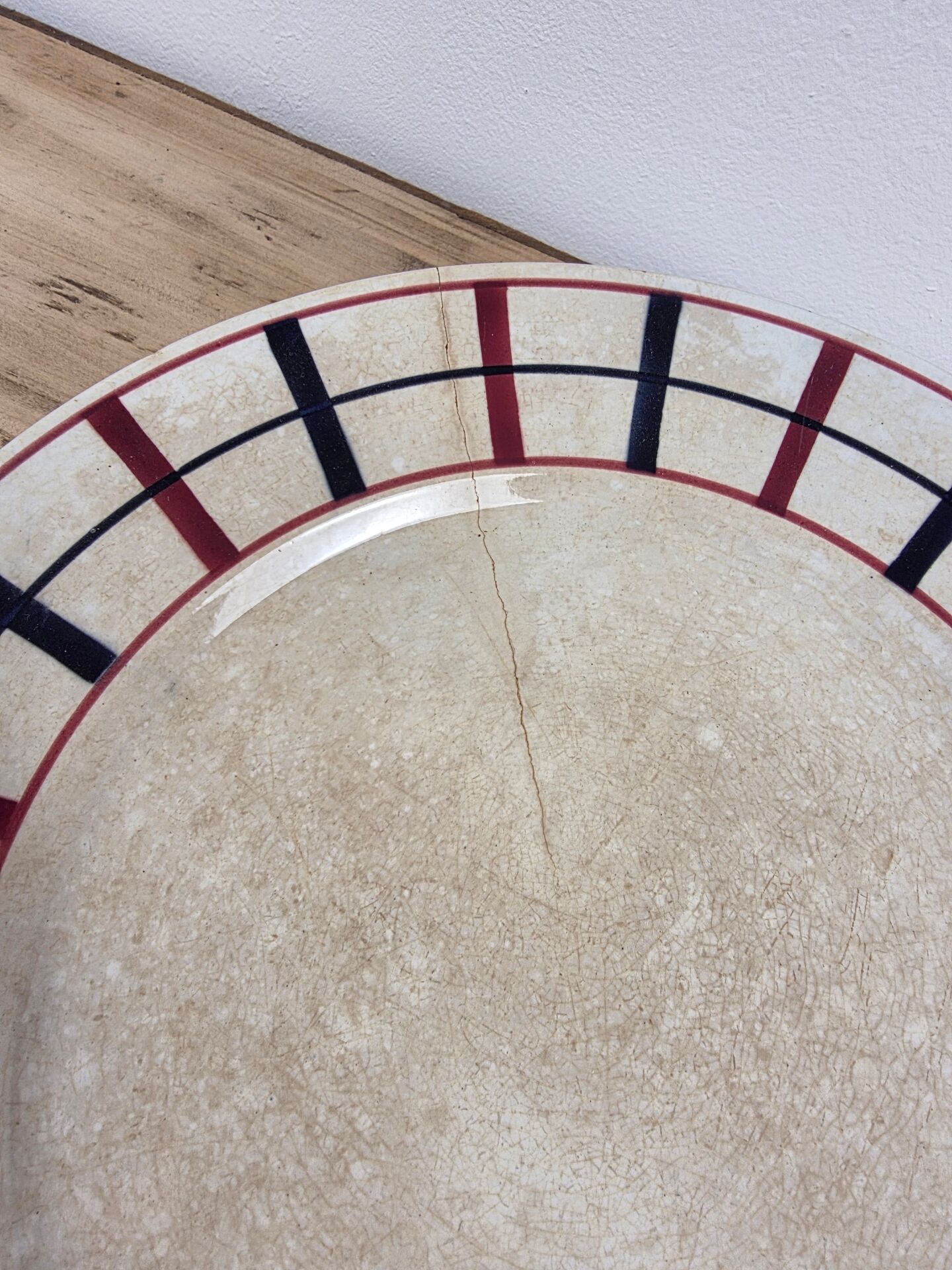 Round presentation plate Lou Basquez manufacture Saint-Amand