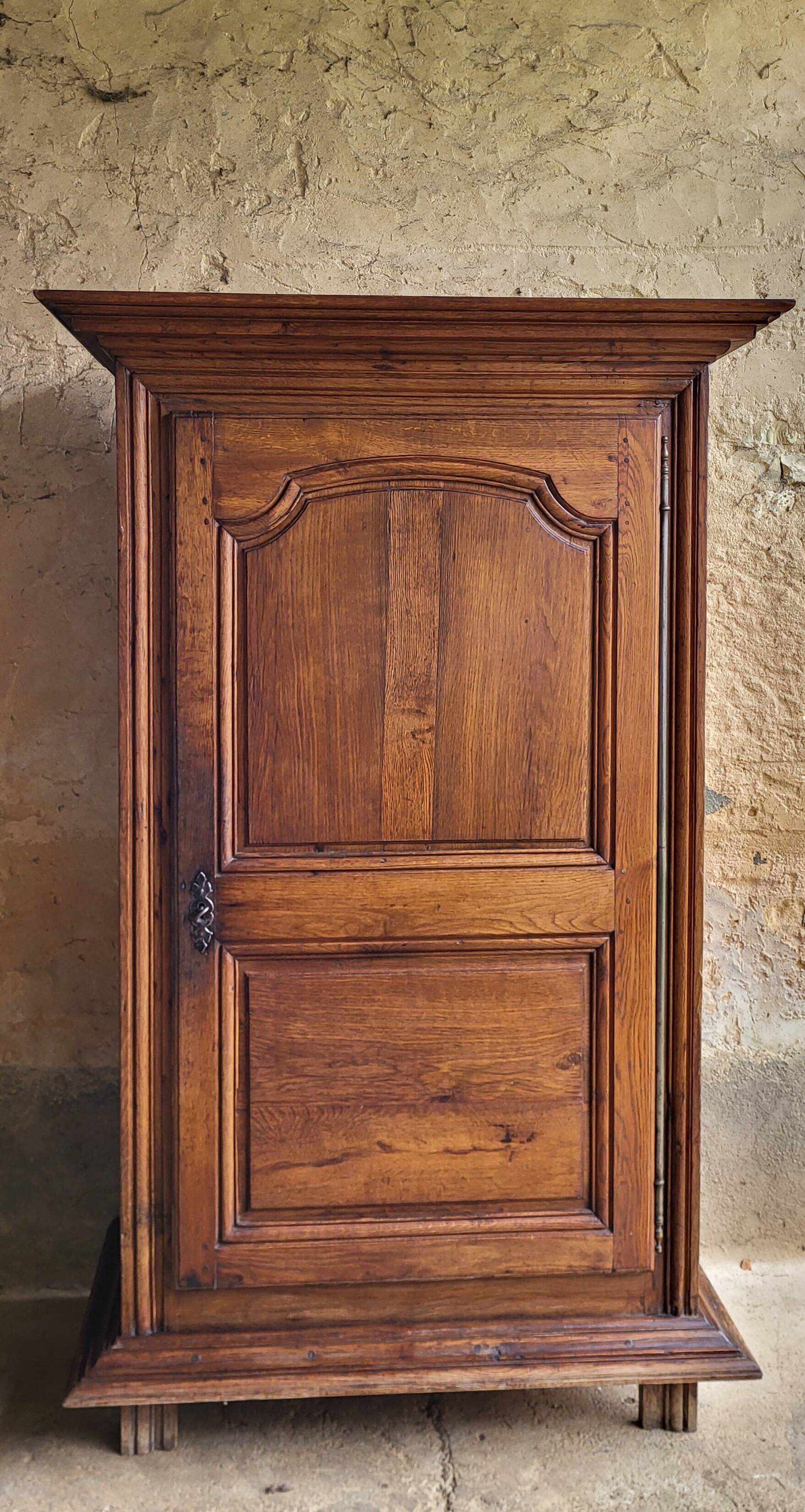 Louis XIII oak armoire / bonnetière / 18th century
