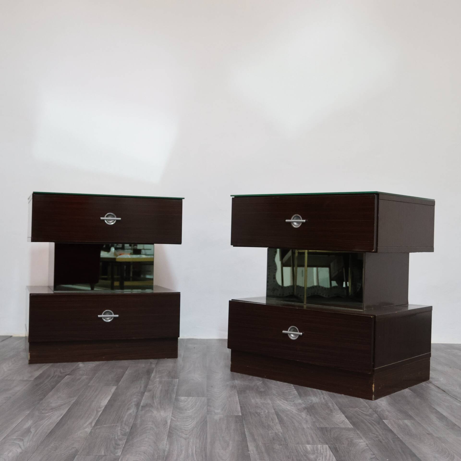 Paire de chevets en ébène design cubique années 80