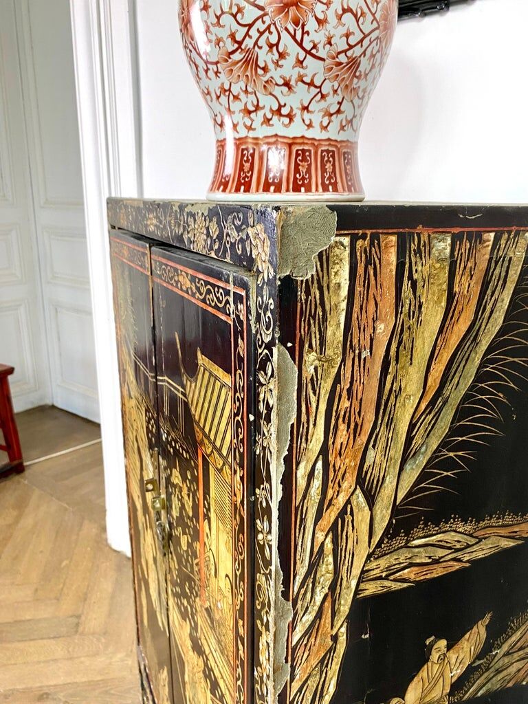 Black lacquered Chinese cabinet 19th century