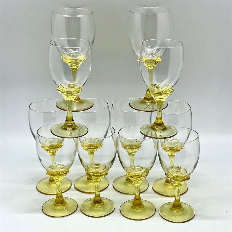 12 verres à pied jaune