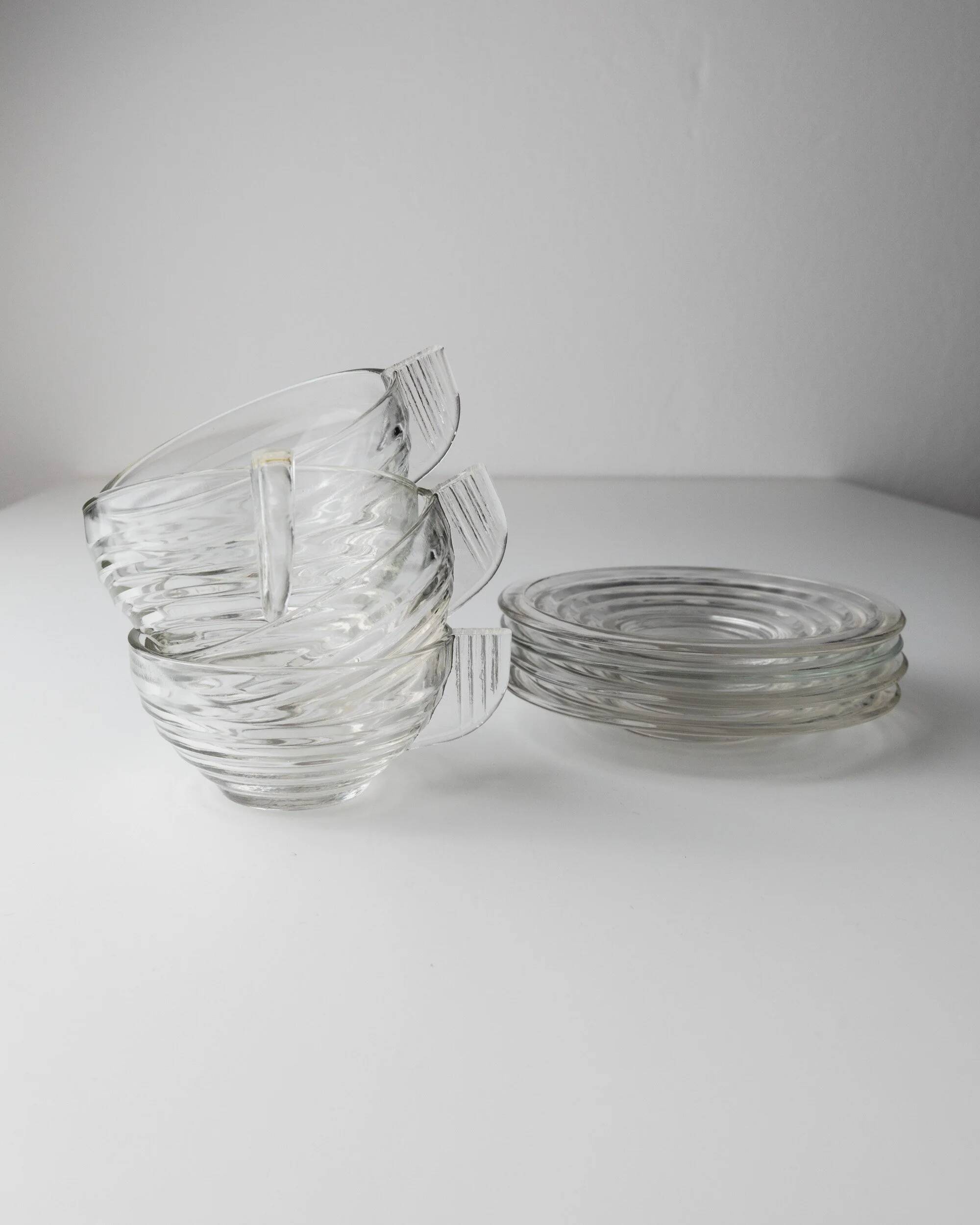 4 tasses en verre transparent avec soucoupes et embossage strié – Art Déco Italie années 1960, ensemble de vaisselle à thé élégant
