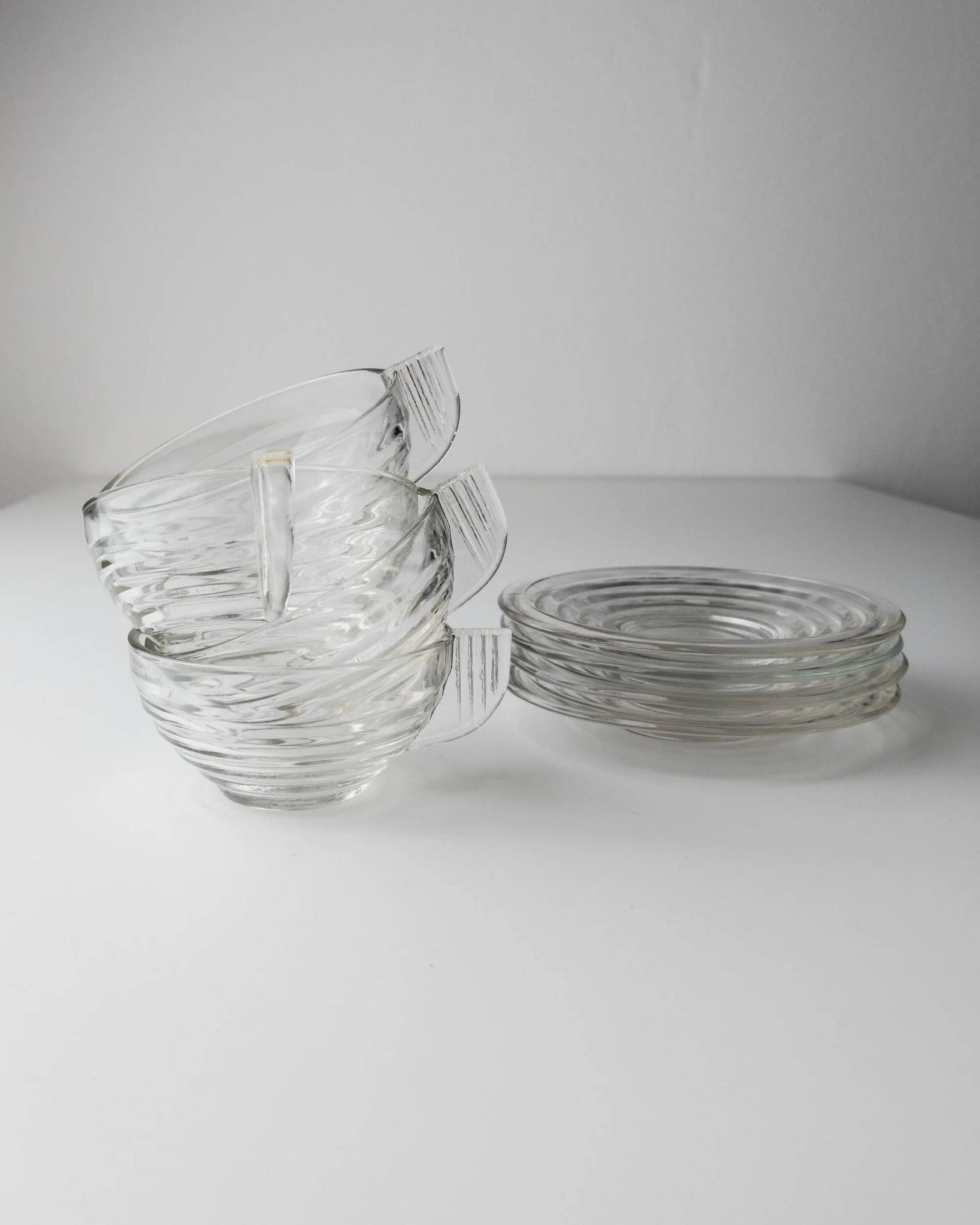 4x Transparent Glass Cups and Saucers with Grooved Embossing – Art Deco Italy 1960s, Elegant Tea Glassware Set