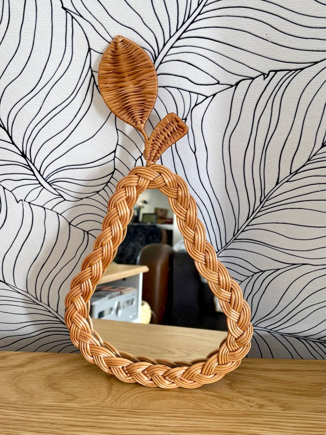Miroir en osier tressé forme poire