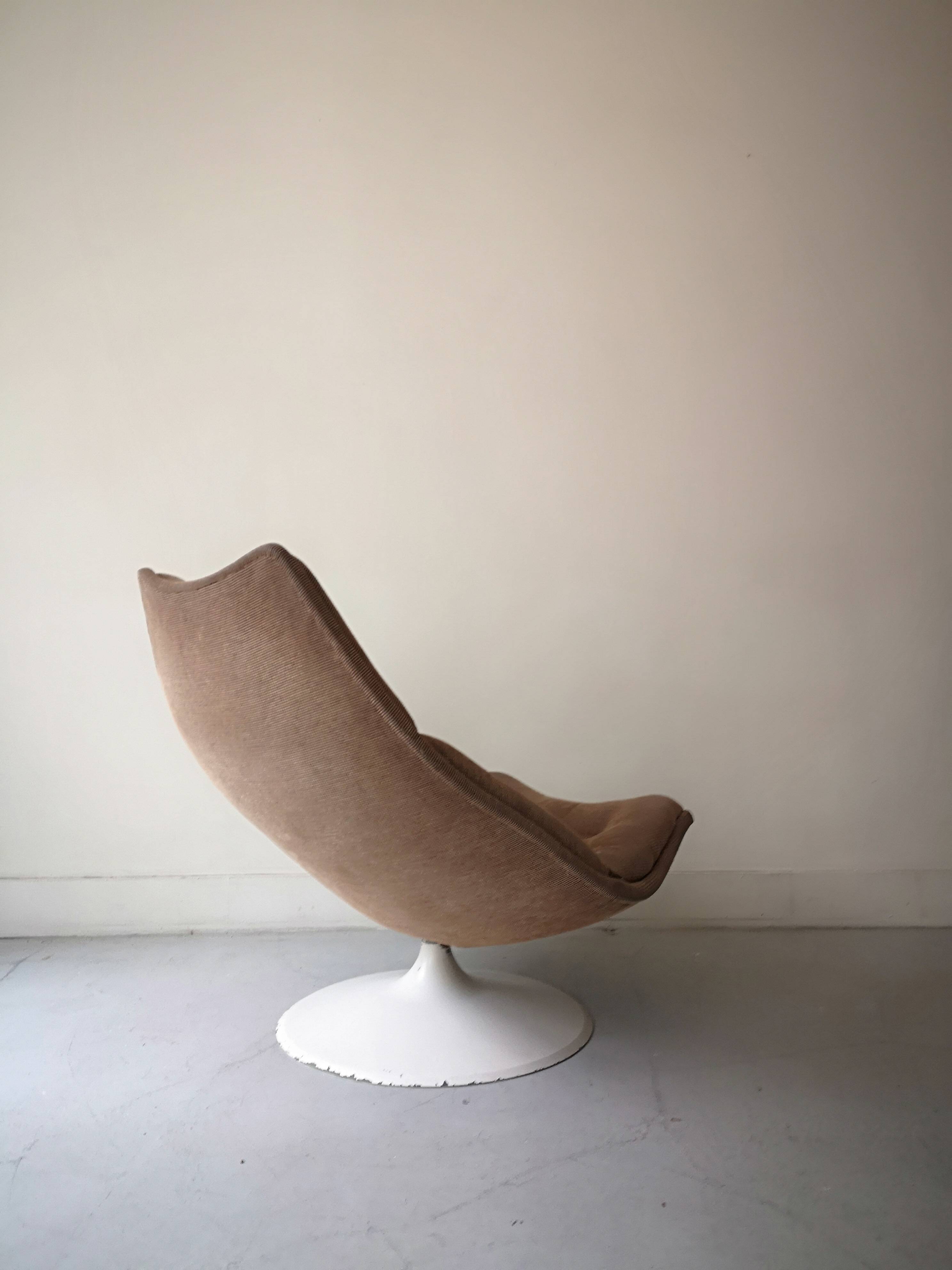 Swivel tulip chair in beige fabric Artifort, design 1970