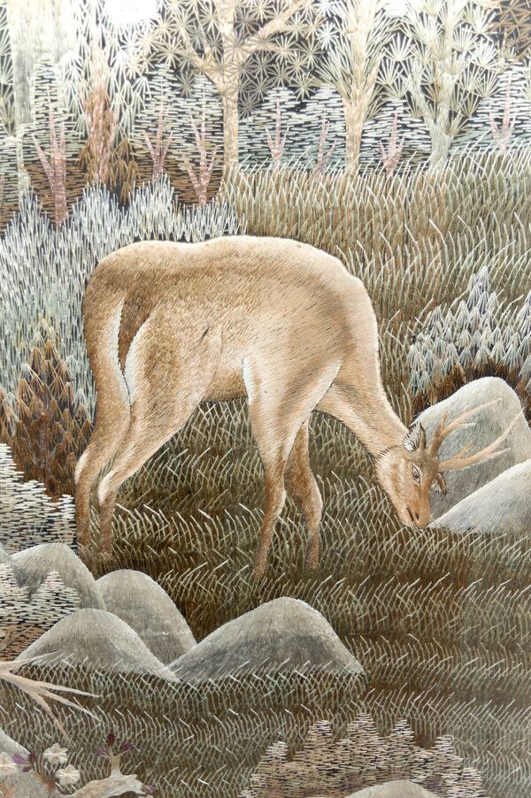 Importante tenture Indochinoise brodée de Soie, Cerfs en forêt, vers 1940