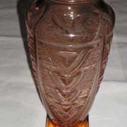 Vase en verre moulé rose style art deco