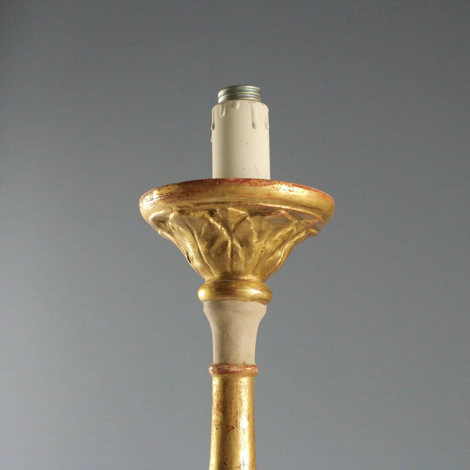 Candélabre ancien en bois sculpté et doré, Italie, XIXe siècle